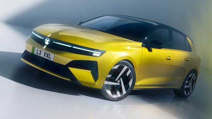 To ανανεωμένο Astra στις φωτογραφίες έχει το λογότυπο της Vauxhall. όπως ονομάζεται η Opel στη βρετανική αγορά, αλλά και σε άλλες εκτός Ευρώπης.